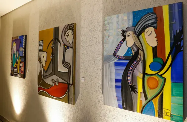 Romeu Zema participa da exposição Luz das Estrelas, da artista mineira Patrícia Krug