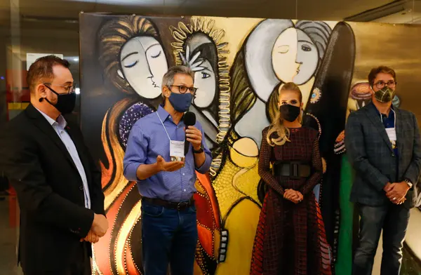 Romeu Zema participa da exposição Luz das Estrelas, da artista mineira Patrícia Krug