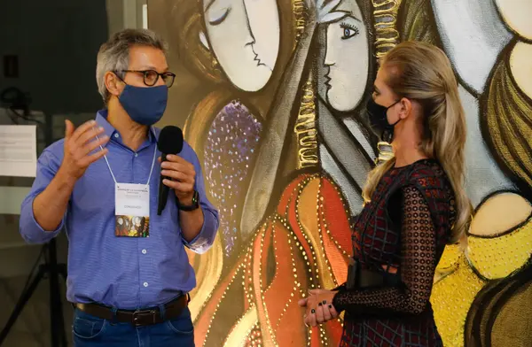 Romeu Zema participa da exposição Luz das Estrelas, da artista mineira Patrícia Krug