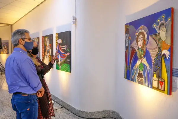Romeu Zema participa da exposição Luz das Estrelas, da artista mineira Patrícia Krug