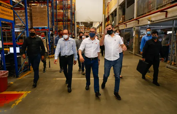 Romeu Zema visita rede de Supermercados ABC