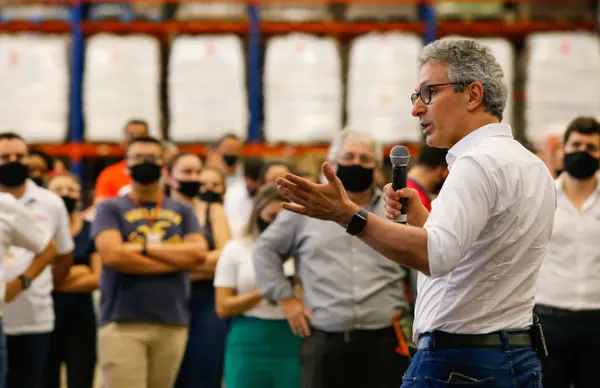 Romeu Zema visita rede de Supermercados ABC