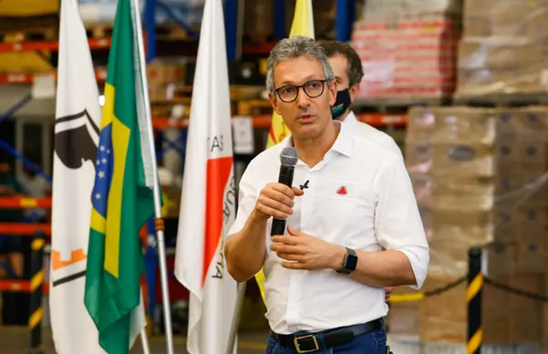 Romeu Zema visita rede de Supermercados ABC