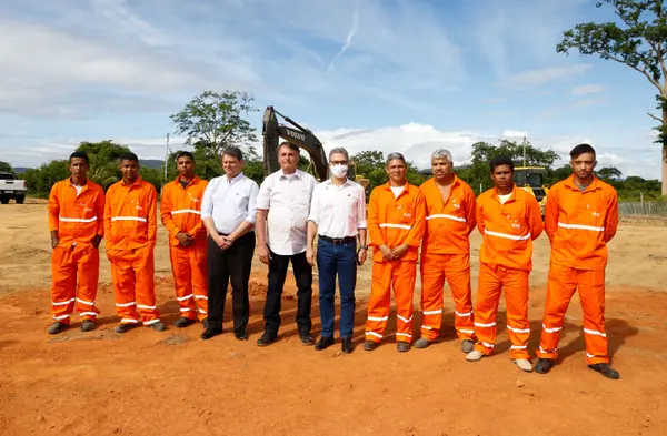 Romeu Zema e Jair Bolsonaro dão início à obra de pavimentação da BR-367, no Vale do Jequitinhonha