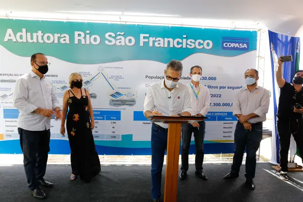 Governador assina ordem de serviço para obras do Sistema São Francisco, em Ibiaí