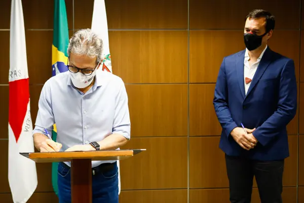 Zema anuncia investimento no valor de R$ 25 bi com instalação de fábrica de veículos elétricos na RMBH