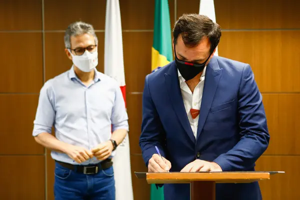 Zema anuncia investimento no valor de R$ 25 bi com instalação de fábrica de veículos elétricos na RMBH