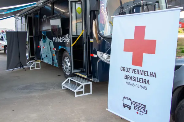 'Busão da Vacina' da Cruz Vermelha reforça estratégia de imunização em Minas