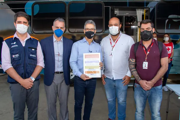 'Busão da Vacina' da Cruz Vermelha reforça estratégia de imunização em Minas