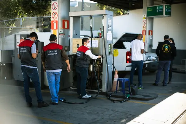 Operação Integrada Petróleo Real flagra postos de combustíveis com irregularidades em todo o estado
