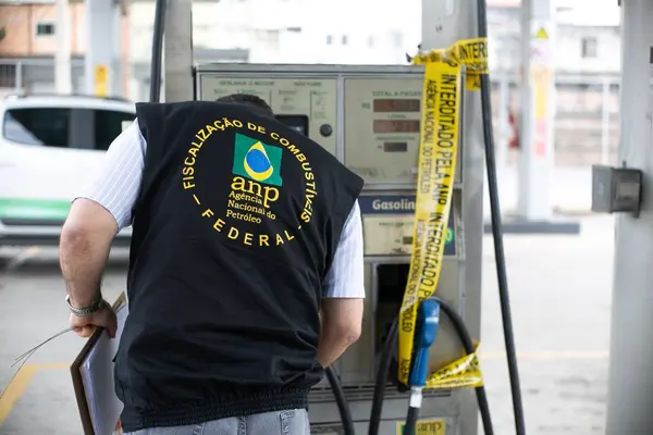 Operação Integrada Petróleo Real flagra postos de combustíveis com irregularidades em todo o estado