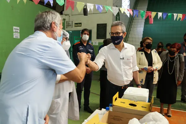 Zema acompanhou vacinação contra covid-19 em Juiz de Fora
