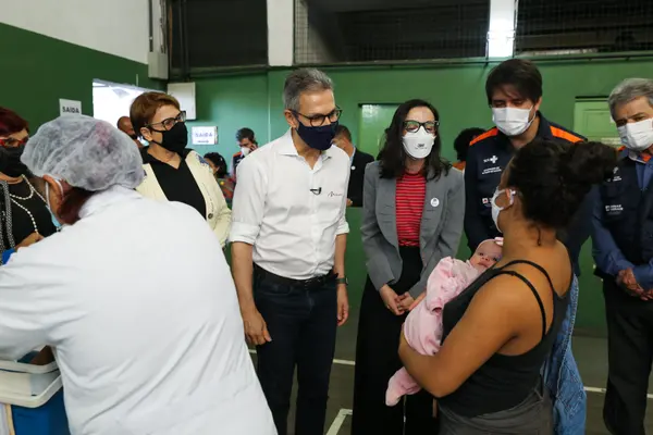 Zema acompanhou vacinação contra covid-19 em Juiz de Fora