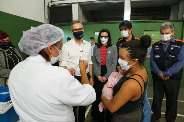 Zema acompanhou vacinação contra covid-19 em Juiz de Fora