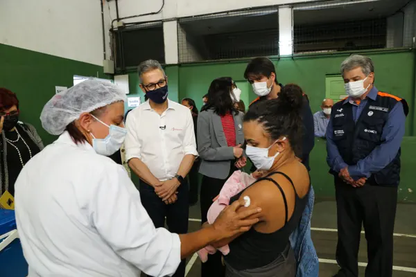 Zema acompanhou vacinação contra covid-19 em Juiz de Fora