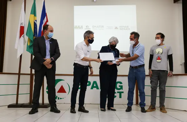 Entrega de primeiro registro a queijaria da “Serras da Ibitipoca”