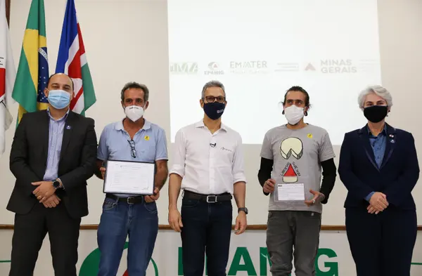 Entrega de primeiro registro a queijaria da “Serras da Ibitipoca”