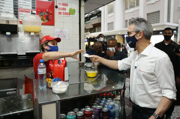 Caminhada de conscientização pelo uso de máscaras de proteção contra covid-19