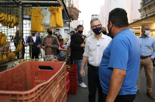 Caminhada de conscientização pelo uso de máscaras de proteção contra covid-19