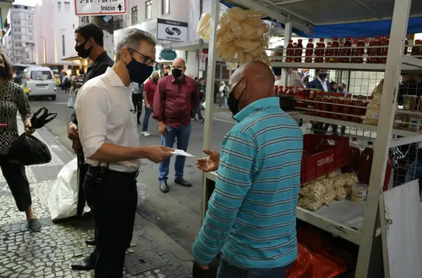 Caminhada de conscientização pelo uso de máscaras de proteção contra covid-19
