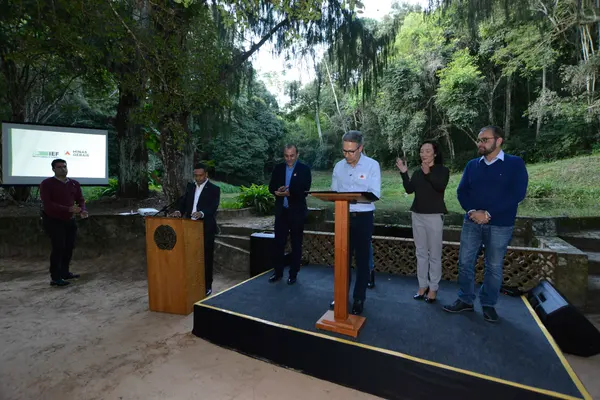 Assinatura de despacho para conclusão da criação do Parque Estadual da Mata do Krambeck em Juiz de Fora