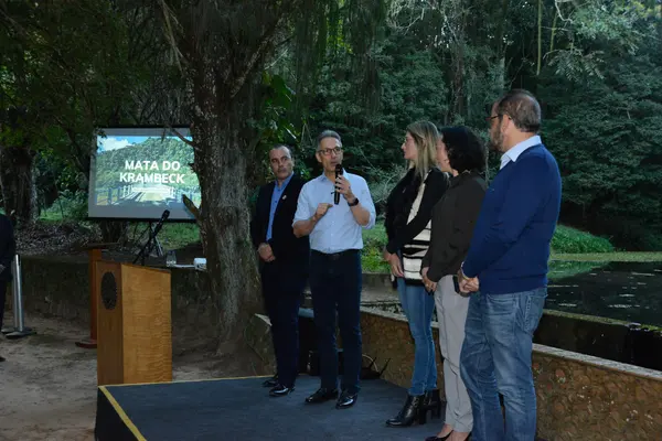Assinatura de despacho para conclusão da criação do Parque Estadual da Mata do Krambeck em Juiz de Fora