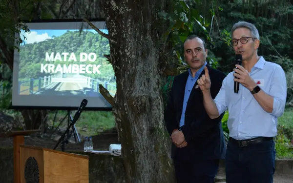 Assinatura de despacho para conclusão da criação do Parque Estadual da Mata do Krambeck em Juiz de Fora