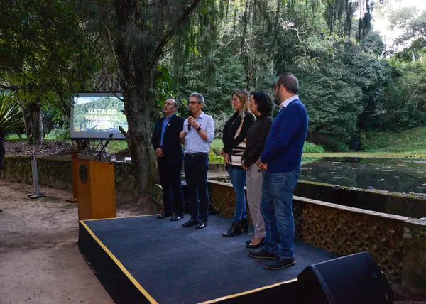 Assinatura de despacho para conclusão da criação do Parque Estadual da Mata do Krambeck em Juiz de Fora