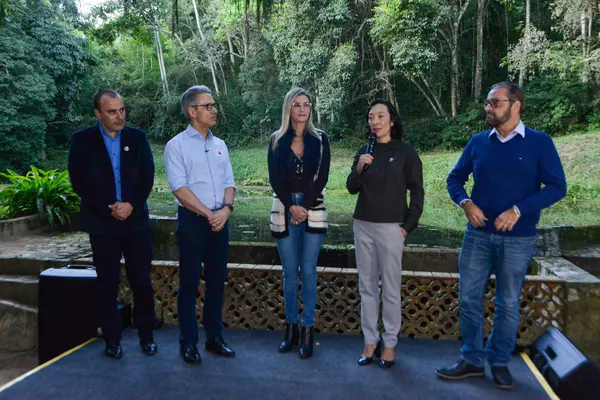 Assinatura de despacho para conclusão da criação do Parque Estadual da Mata do Krambeck em Juiz de Fora
