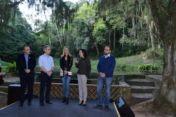 Assinatura de despacho para conclusão da criação do Parque Estadual da Mata do Krambeck em Juiz de Fora