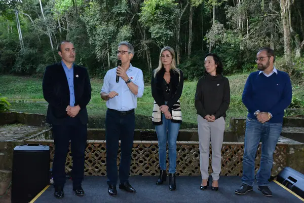 Assinatura de despacho para conclusão da criação do Parque Estadual da Mata do Krambeck em Juiz de Fora