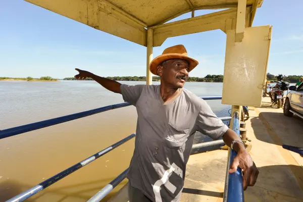 Início da construção da ponte sobre o rio leva esperança aos moradores da região de São Francisco, no Norte de Minas