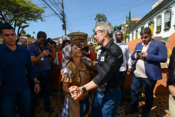 Governador visita feira gastronômica em Itapecerica