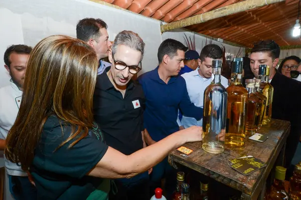 Governador visita feira gastronômica em Itapecerica