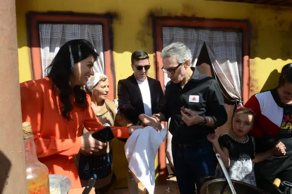 Governador visita feira gastronômica em Itapecerica
