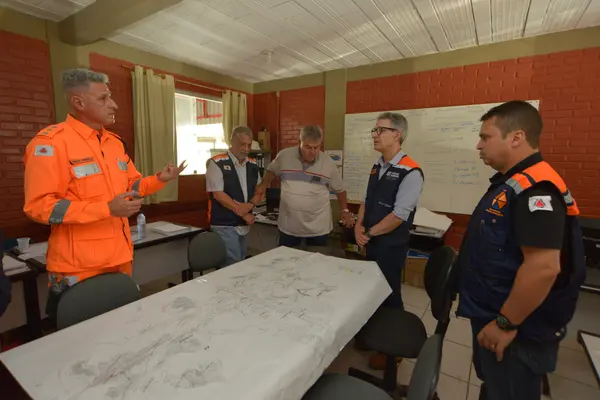 Governador vistoria ações de assistência em Muriaé após tempestades e disponibiliza estrutura do Estado para apoio