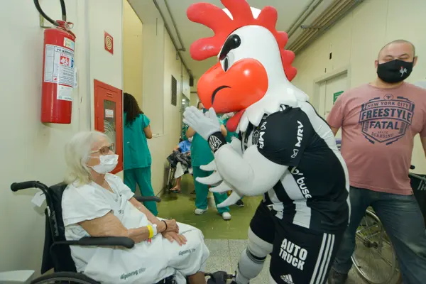 Hospital do Ipsemg recebe visita do mascote Galo Doido e reforça a conscientização sobre o Outubro Rosa