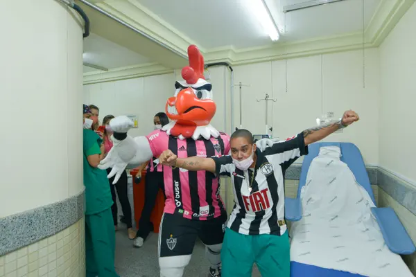 Hospital do Ipsemg recebe visita do mascote Galo Doido e reforça a conscientização sobre o Outubro Rosa
