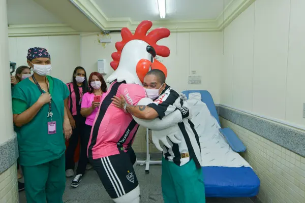 Hospital do Ipsemg recebe visita do mascote Galo Doido e reforça a conscientização sobre o Outubro Rosa