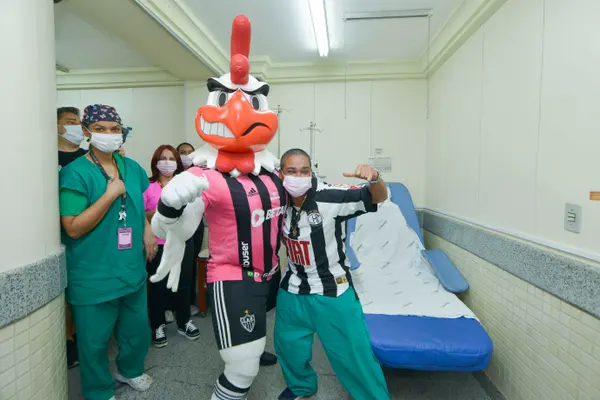 Hospital do Ipsemg recebe visita do mascote Galo Doido e reforça a conscientização sobre o Outubro Rosa