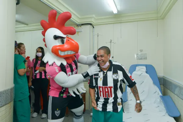 Hospital do Ipsemg recebe visita do mascote Galo Doido e reforça a conscientização sobre o Outubro Rosa