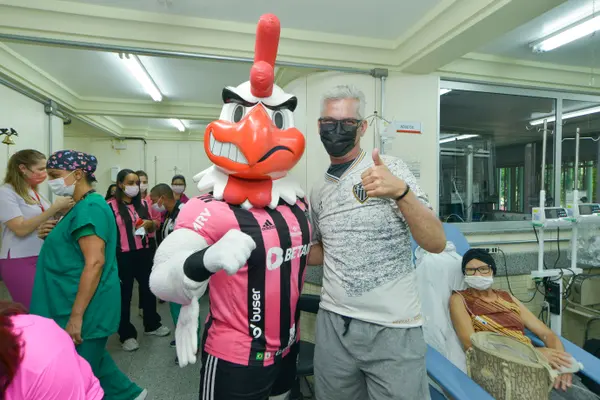 Hospital do Ipsemg recebe visita do mascote Galo Doido e reforça a conscientização sobre o Outubro Rosa