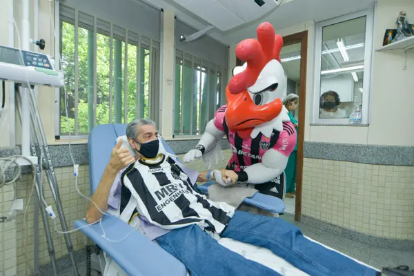 Hospital do Ipsemg recebe visita do mascote Galo Doido e reforça a conscientização sobre o Outubro Rosa