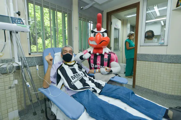 Hospital do Ipsemg recebe visita do mascote Galo Doido e reforça a conscientização sobre o Outubro Rosa