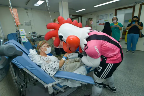 Hospital do Ipsemg recebe visita do mascote Galo Doido e reforça a conscientização sobre o Outubro Rosa