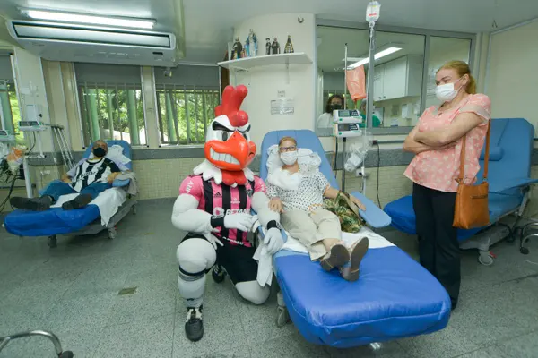 Hospital do Ipsemg recebe visita do mascote Galo Doido e reforça a conscientização sobre o Outubro Rosa