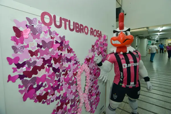 Hospital do Ipsemg recebe visita do mascote Galo Doido e reforça a conscientização sobre o Outubro Rosa
