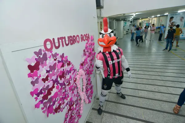 Hospital do Ipsemg recebe visita do mascote Galo Doido e reforça a conscientização sobre o Outubro Rosa