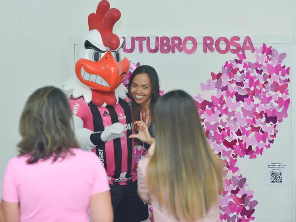 Hospital do Ipsemg recebe visita do mascote Galo Doido e reforça a conscientização sobre o Outubro Rosa