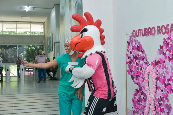 Hospital do Ipsemg recebe visita do mascote Galo Doido e reforça a conscientização sobre o Outubro Rosa